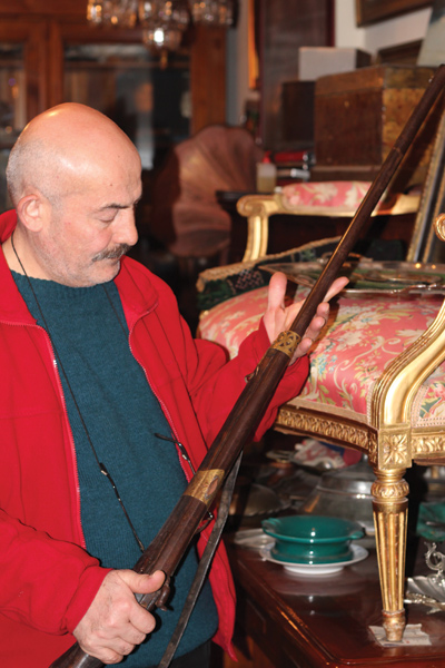 Horhor'da Bir Antikacı / Recep İslamoğlu